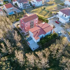 https://apartman-tino-kustic-2.hotelinzadar.com